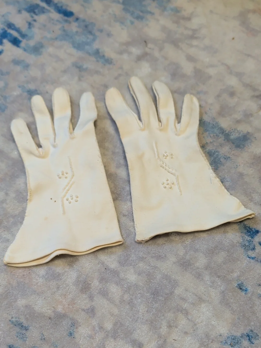 Classic Women's Ivory Embroidered Dress Gloves Vintage